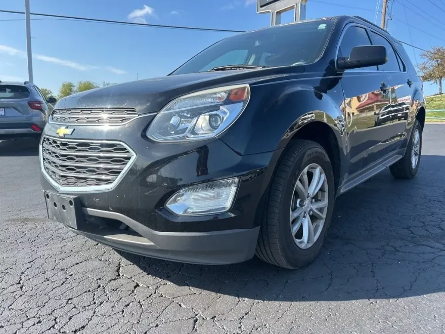 2017 Chevrolet Equinox LT photo 1