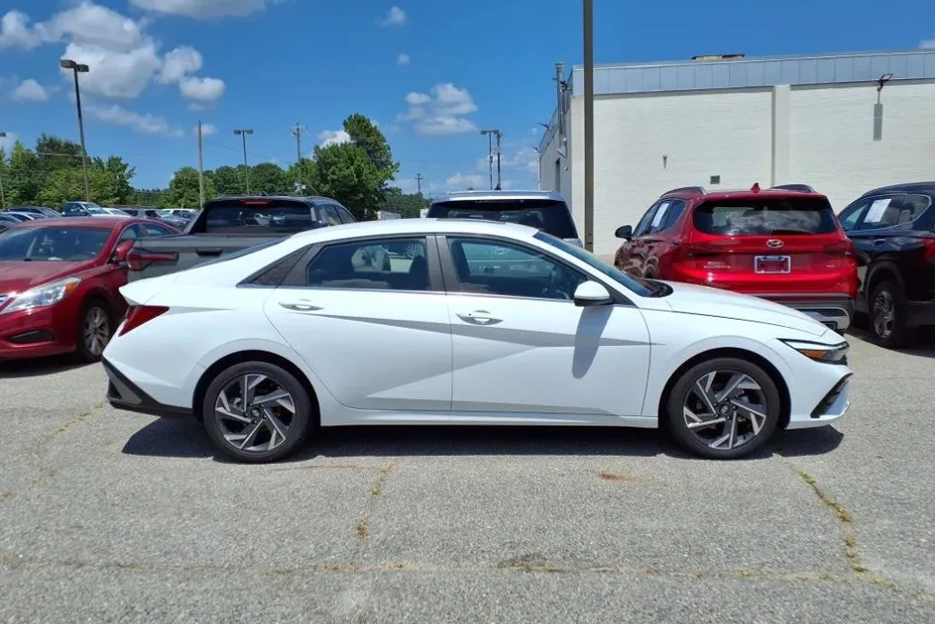 2024 Hyundai Elantra SEL Convenience photo 1