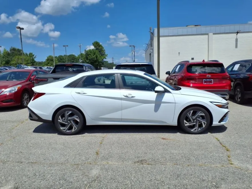 2024 Hyundai Elantra SEL Convenience photo 1
