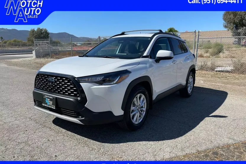 2023 Toyota Corolla Cross LE photo 1