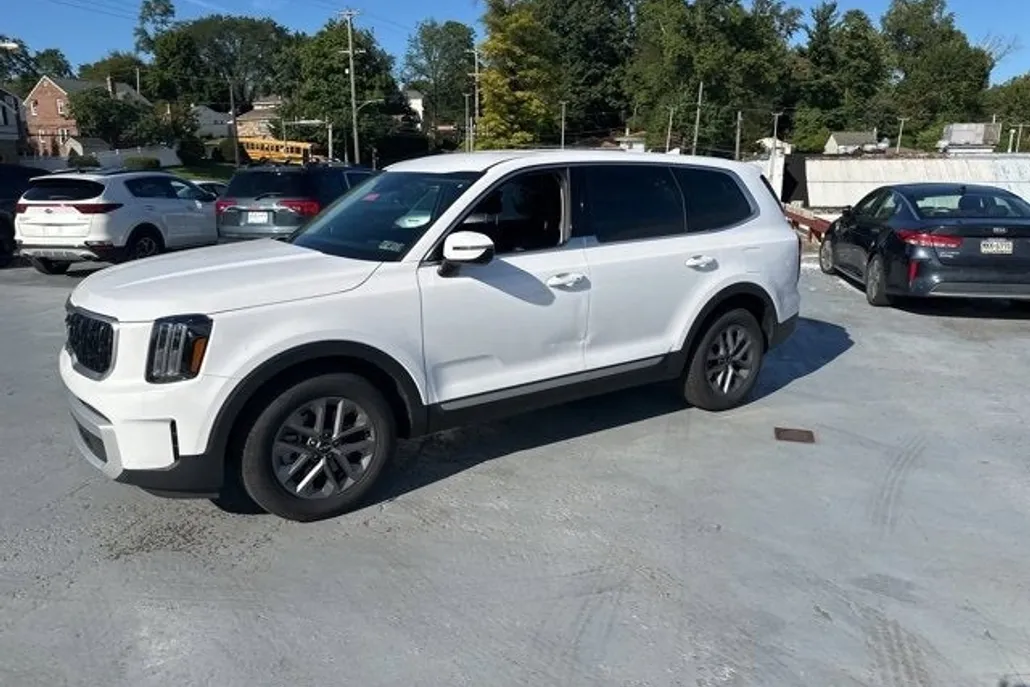 2024 Kia Telluride LX photo 1