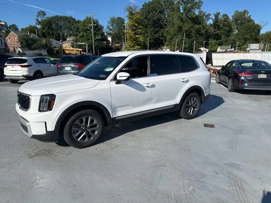 2024 Kia Telluride LX photo 1