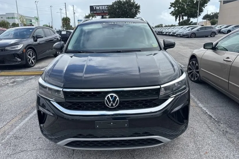 2022 Volkswagen Taos SE photo 1