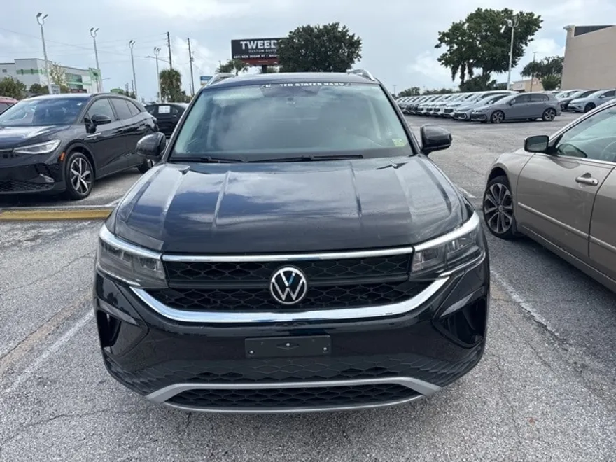 2022 Volkswagen Taos SE photo 1