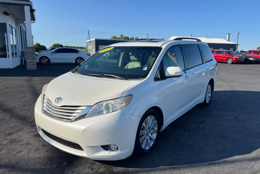 2013 Toyota Sienna L photo 1