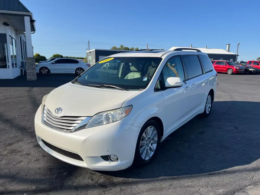 2013 Toyota Sienna L photo 1