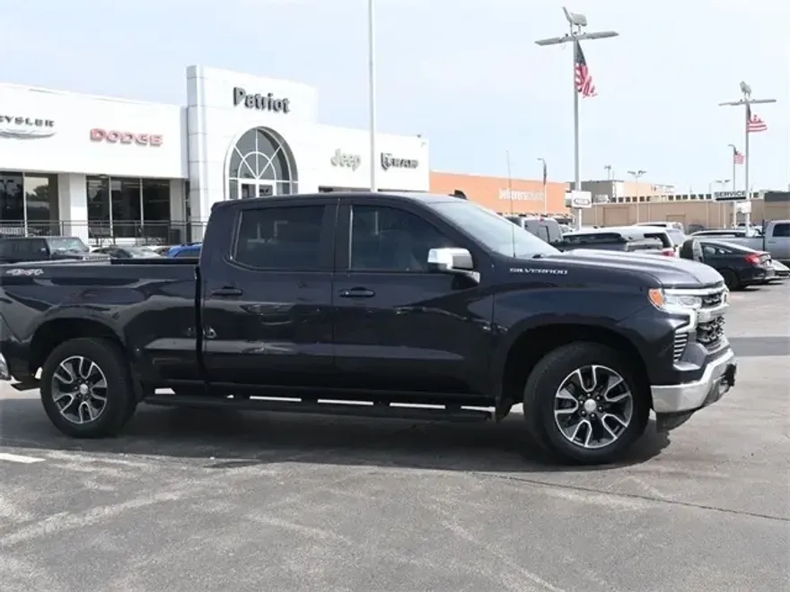 2022 Chevrolet Silverado 1500 LT photo 1