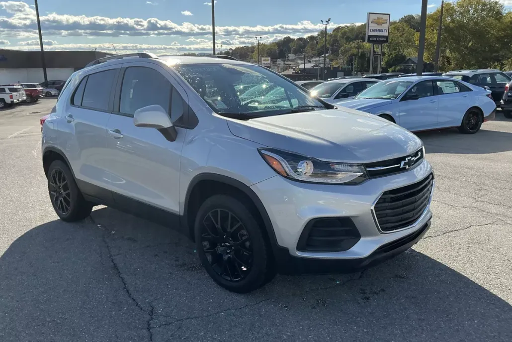 2022 Chevrolet Trax LT photo 1