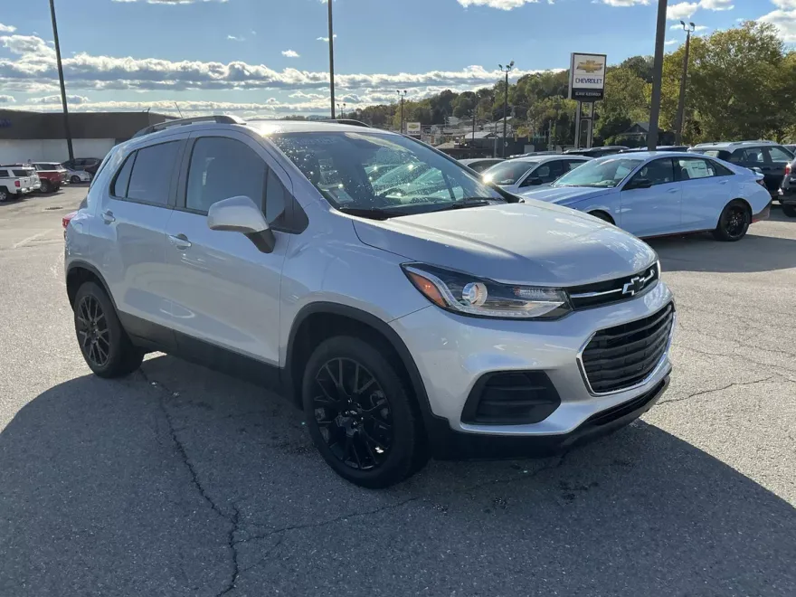 2022 Chevrolet Trax LT photo 1