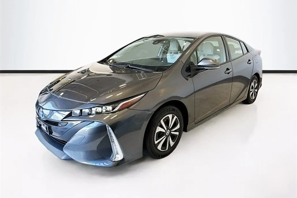 2017 Toyota Prius Prime Plus photo 1