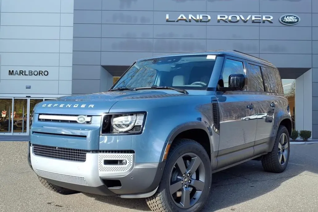 2025 Land Rover Defender 110 S photo 1