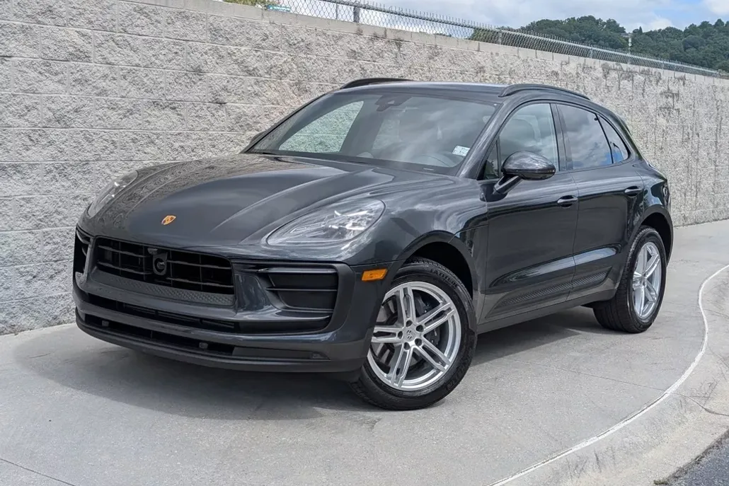 2025 Porsche Macan T photo 1