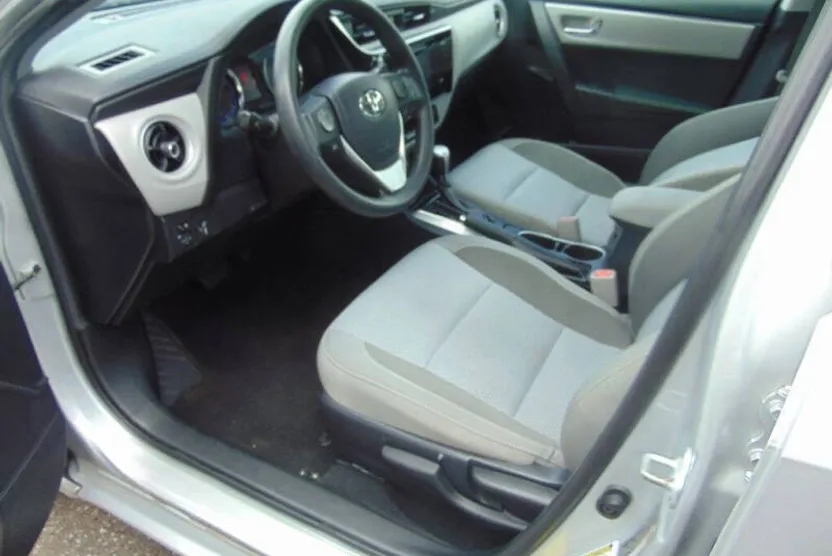 2017 Toyota Corolla LE photo 1