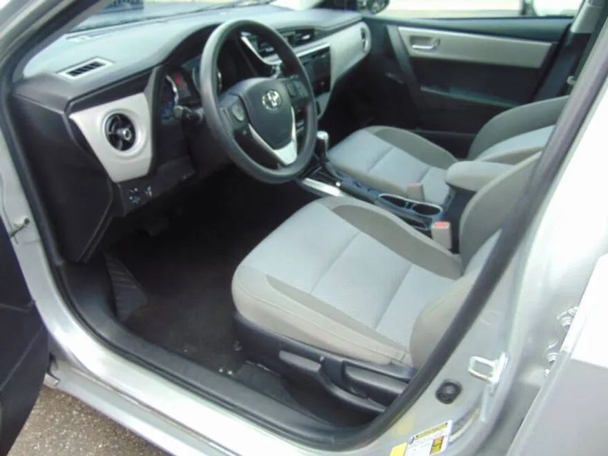 2017 Toyota Corolla LE photo 1