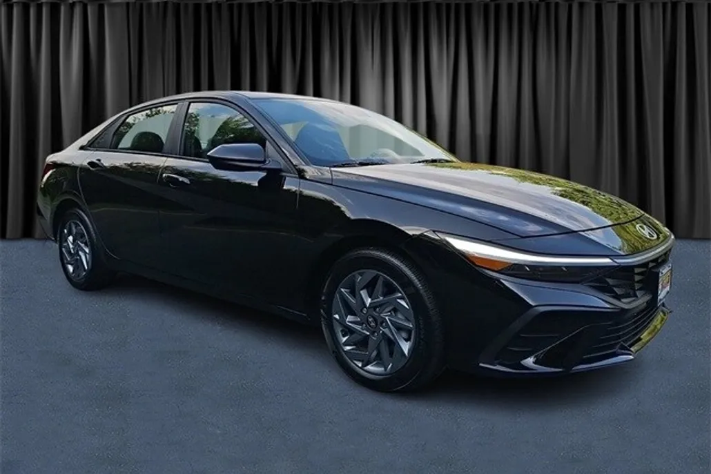 2024 Hyundai Elantra SEL photo 1
