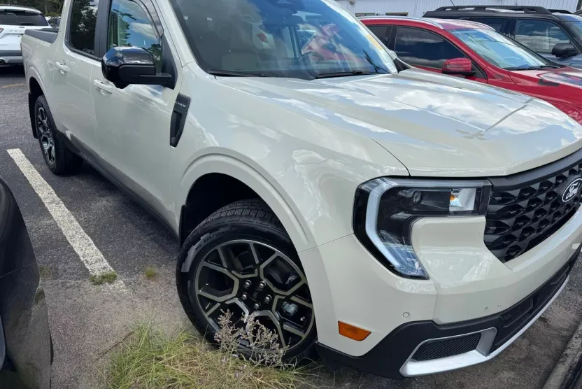 2025 Ford Maverick Lariat photo 1