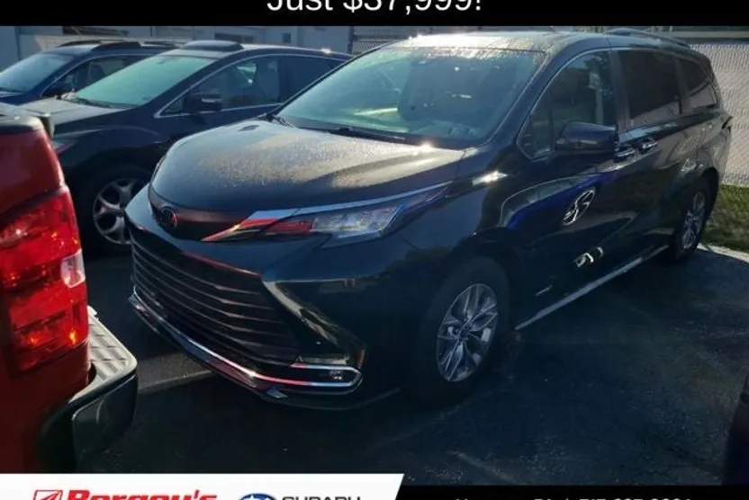 2021 Toyota Sienna XLE photo 1