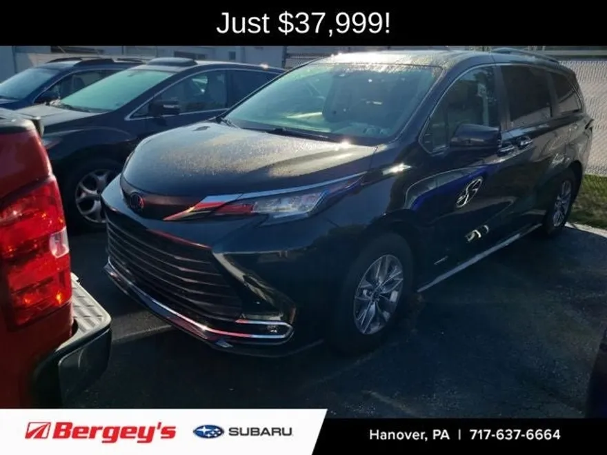 2021 Toyota Sienna XLE photo 1