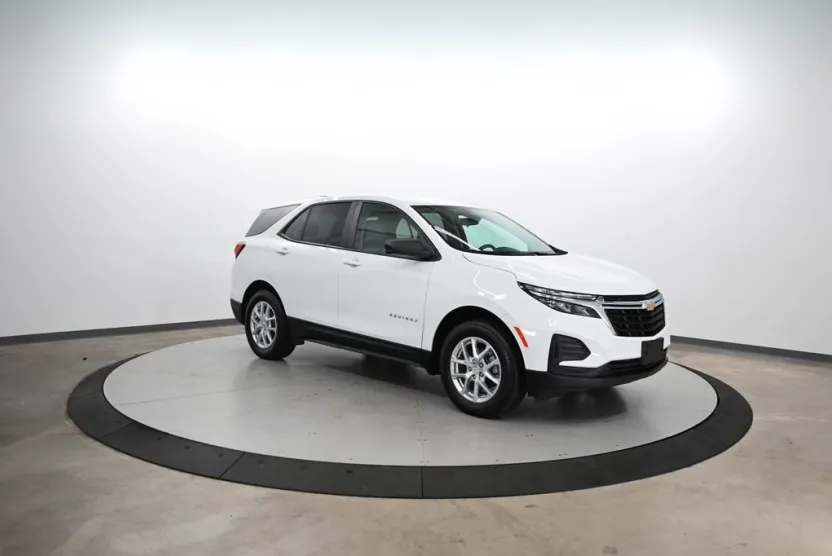 2022 Chevrolet Equinox LS photo 1