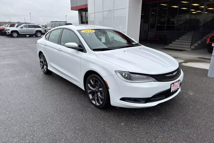 2016 Chrysler 200 S photo 1