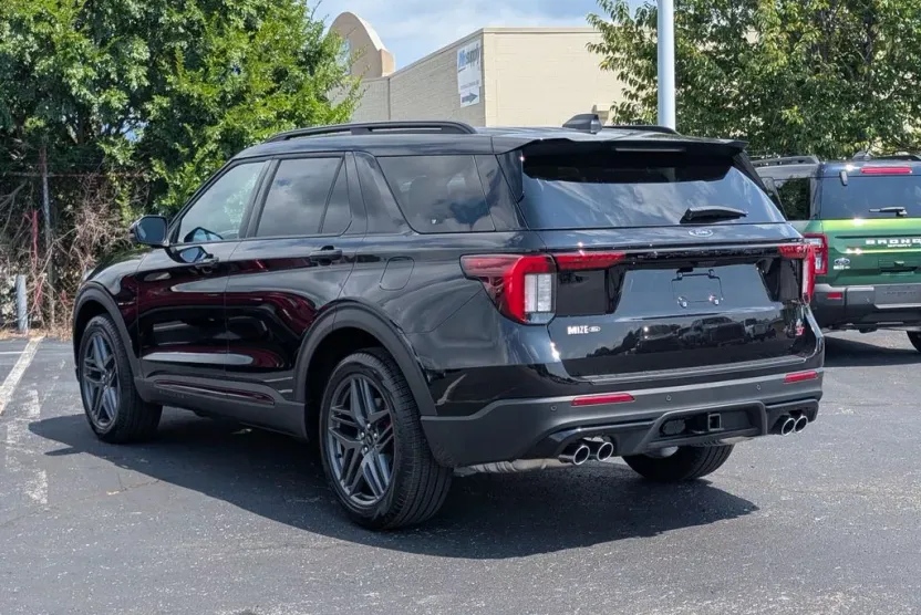 2025 Ford Explorer ST photo 1