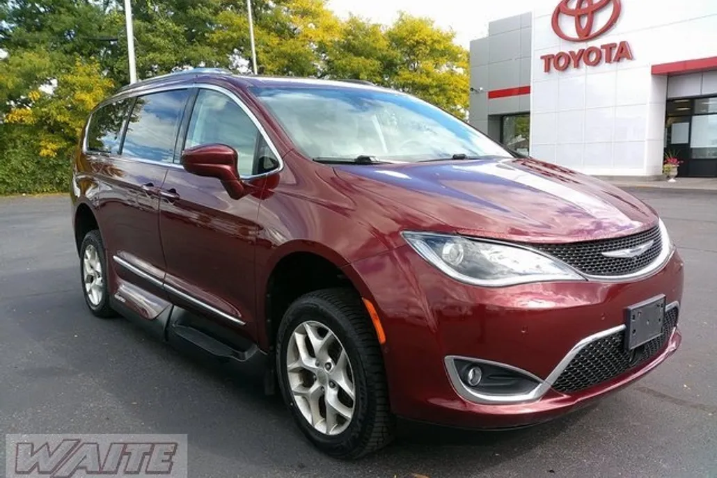 2017 Chrysler Pacifica Touring Plus photo 1
