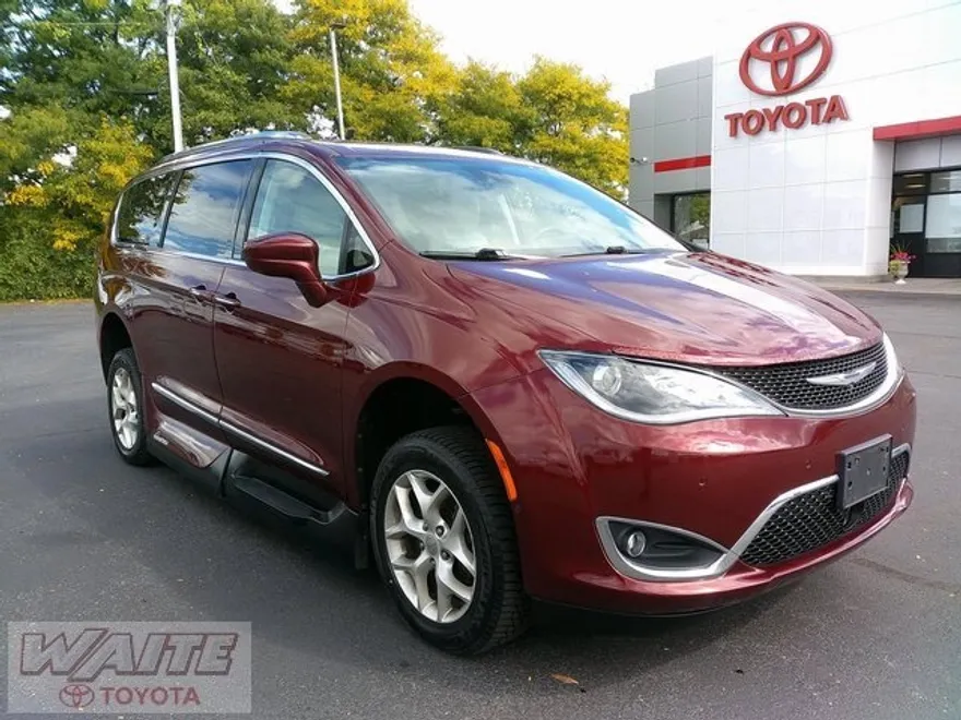 2017 Chrysler Pacifica Touring Plus photo 1