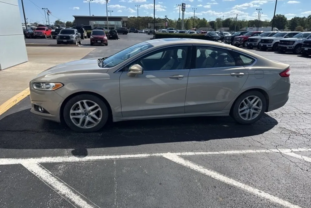 2016 Ford Fusion SE photo 1