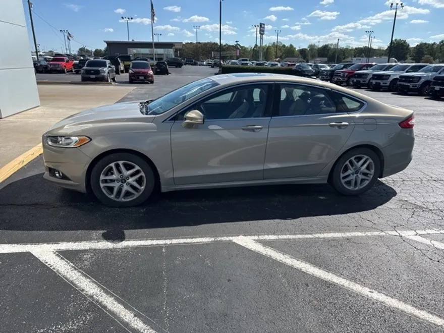 2016 Ford Fusion SE photo 1