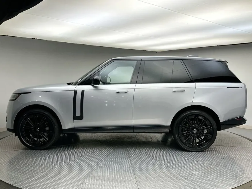 2025 Land Rover Range Rover SE photo 1