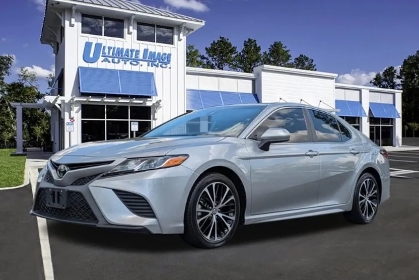 2019 Toyota Camry SE photo 1