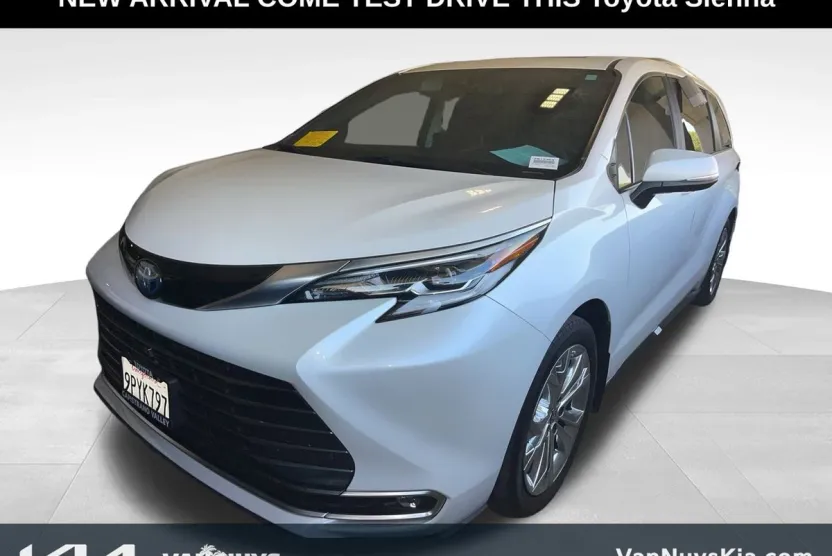 2023 Toyota Sienna Platinum photo 1