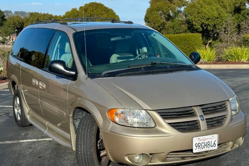 2005 Dodge Grand Caravan SXT photo 1