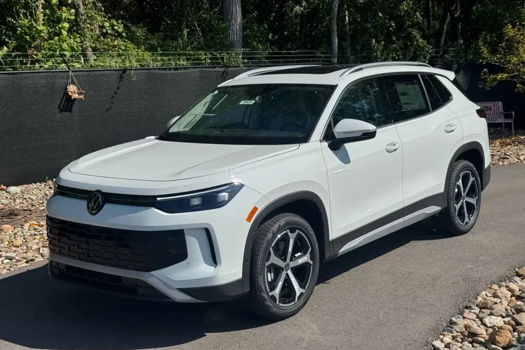2025 Volkswagen Tiguan SE photo 1