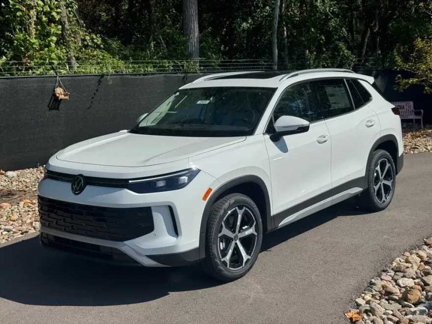 2025 Volkswagen Tiguan SE photo 1