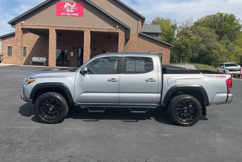 2017 Toyota Tacoma TRD Off-Road photo 1