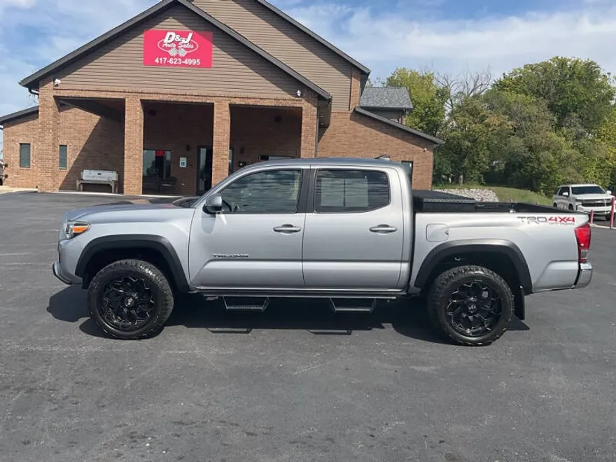 2017 Toyota Tacoma TRD Off-Road photo 1