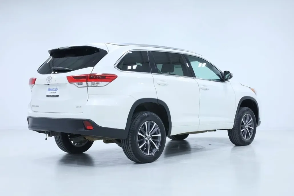 2017 Toyota Highlander XLE photo 1