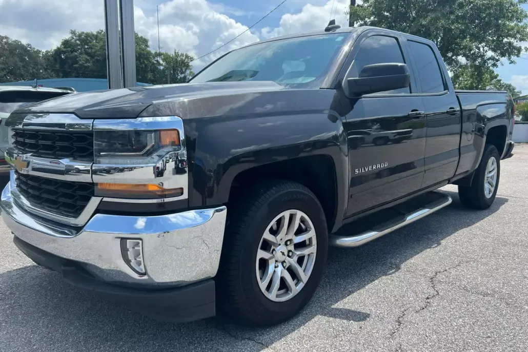 2018 Chevrolet Silverado LT photo 1