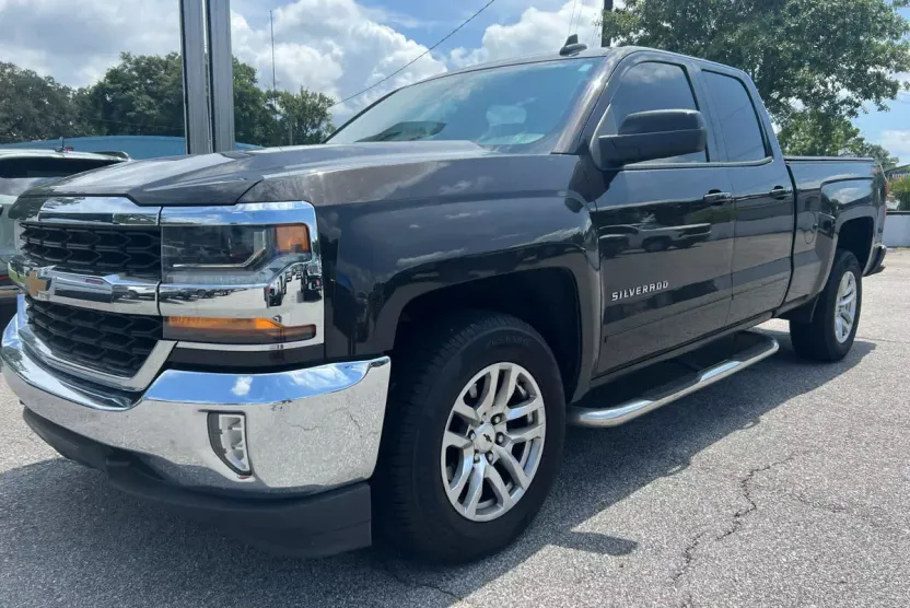 2018 Chevrolet Silverado LT photo 1