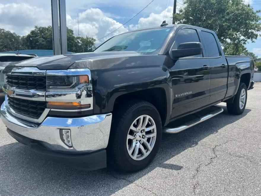 2018 Chevrolet Silverado LT photo 1