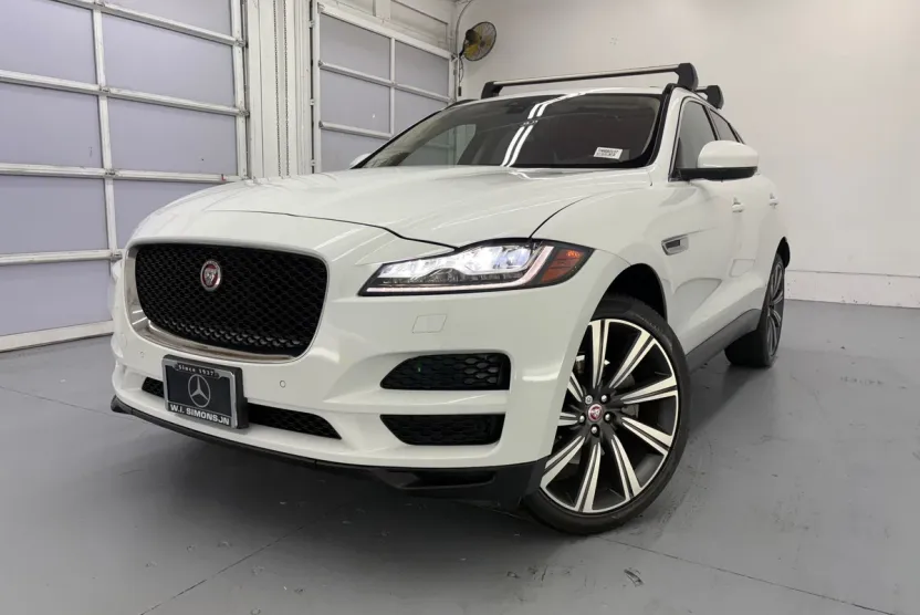 2017 Jaguar F-PACE Prestige photo 1