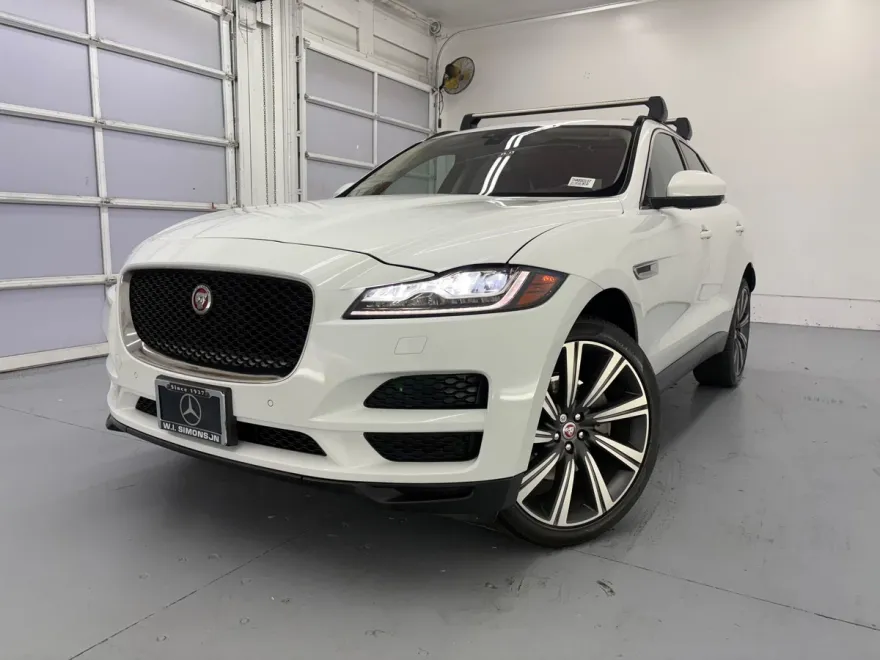 2017 Jaguar F-PACE Prestige photo 1