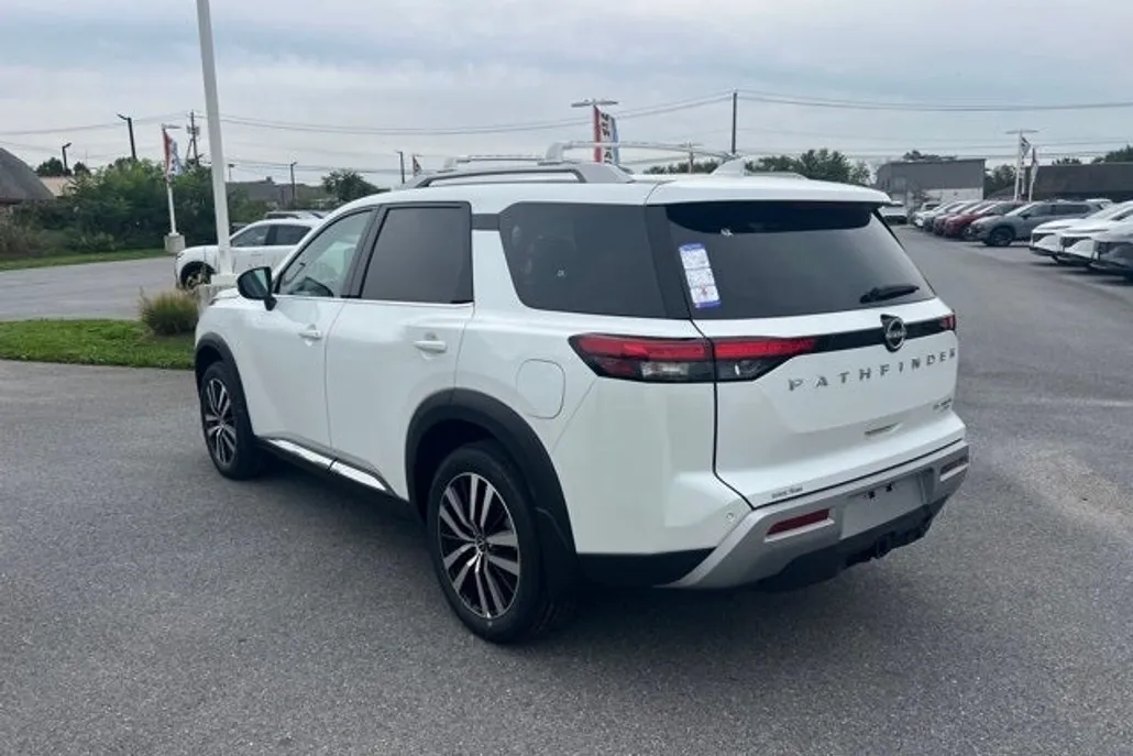 2025 Nissan Pathfinder Platinum photo 1
