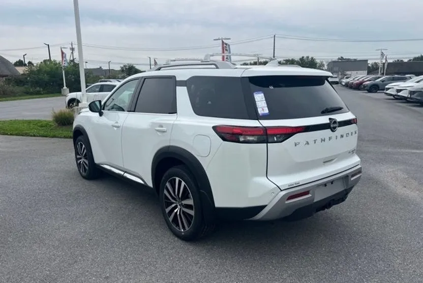 2025 Nissan Pathfinder Platinum photo 1
