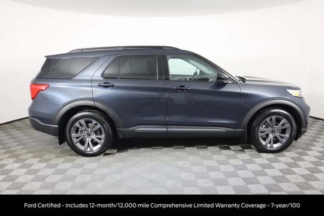 2023 Ford Explorer XLT photo 1