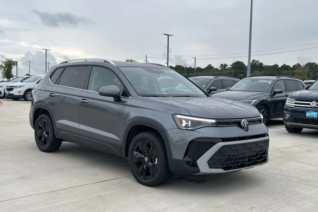 2025 Volkswagen Taos SE photo 1