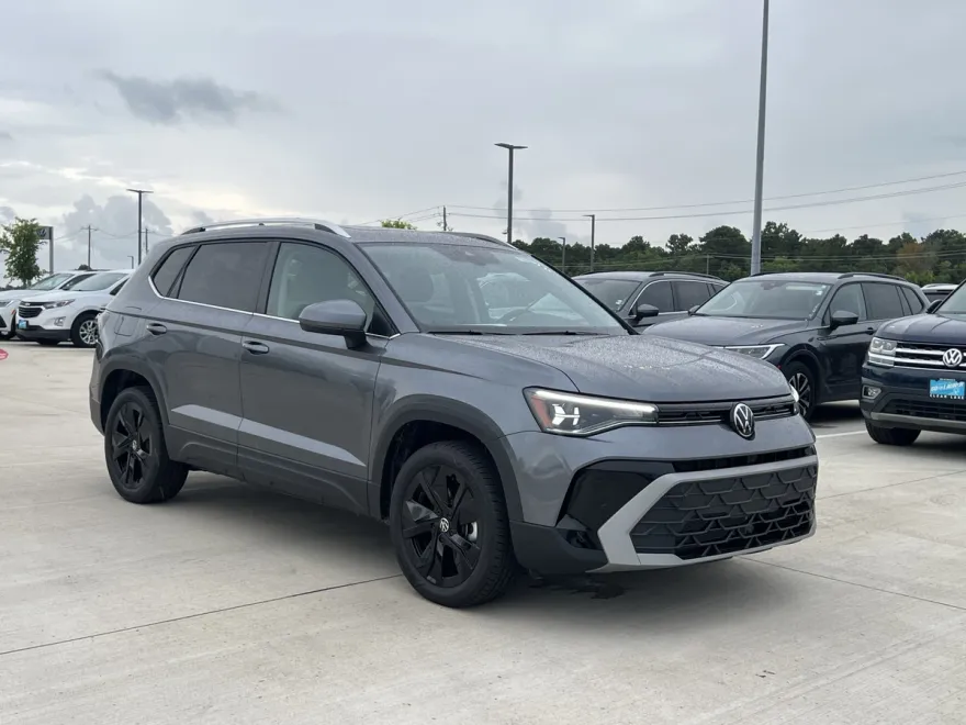 2025 Volkswagen Taos SE photo 1