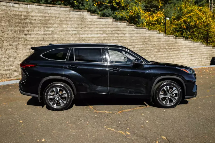 2020 Toyota Highlander XLE photo 1