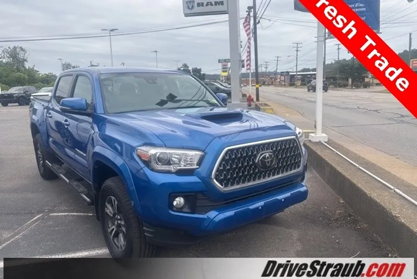 2018 Toyota Tacoma TRD Sport photo 1
